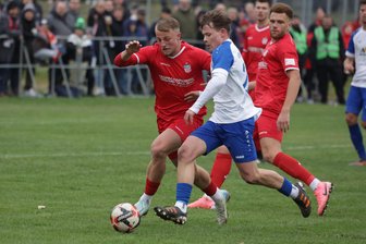 Vom VfB Empor Glauchau bis zum FSV Zwickau: Fünf Teams aus Westsachsen kämpfen im Sachsenpokal um den Achtelfinaleinzug - In der vergangenen Saison strich der FSV Zwickau – hier mit Theo Martens (l.) im Zweikampf mit Louis Gaiada – beim damaligen Sachsenliga-Spitzenreiter VfB Empor Glauchau frühzeitig im Landespokal die Segel.
