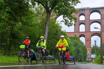 Vom Vogtland ans Meer – Mit Werbung für die Göltzschtalbrücke im Gepäck - Im Regen sind die drei Radfahrer gestartet. Von links Steffen Kretzschmar, Rico Ehlert, Klaus-Dieter Becker.