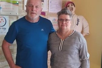Vom Vogtland in den Saydaer Mortelgrund - Ulrike und Thomas Fink im Foyer ihrer Jugendherberge in Sayda. 