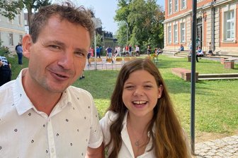 Vom Vogtland nach Valencia: Wie eine Neuntklässlerin aus Neumark Sprachenlernen zum Kinderspiel macht - Zwei, die gut miteinander können. Schülerin Lena Duda und Spanischlehrer Kevin Thoß. Die Neuntklässlerin vom Reichenbacher Goethe-Gymnasium ist ein Sprachentalent. Im Fach Spanisch gehört das Mädel aus Neumark zu den Besten in ganz Sachsen. Das bleibt nicht ohne Folgen - den Oktober über geht sie in Valencia zur Schule.