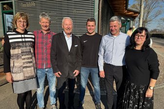 Vom Vorzeigedorf bis zum Sportforum: Altbürgermeister von Hainichen feiert 85. Geburtstag - Rainer Sobotka mit seinen Söhne Ferry und Sven (l.), deren Frauen sowie Enkel Leon.