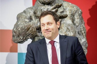 Vom Wandel und Aufstieg des Lars Klingbeil - SPD-Generalsekretär Lars Klingbeil vor der Skulptur des großen SPD-Vorsitzenden Willy Brandt. 