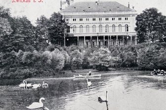 Vom Wasserspeicher zur grünen Idylle - Die Postkarte aus dem Jahr 1919 zeigt eines der wohl bekanntesten Motive des Schwanenteiches mit dem Schwanenschloss.