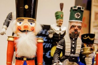 Vom Weihnachtsflohmarkt auf die Anrichte im Wohnzimmer in Beierfeld -
