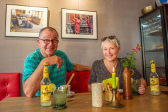 Vom Weihnachtsmärchen in Augustusburg bis zum Winterdorf in Sachsenburg - Anna Silke Röder und Andreas Unglaub vom Schlosstheater in ihrem Lieblingscafé in Augustusburg.