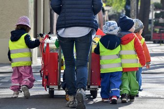 Vom Weihnachtsmarkt verschwundene Kinder: Zieht die Stadt Plauen jetzt Konsequenzen? - Zwei Kleinkinder hatten sich während des traditionellen Baumschmückens auf dem Plauener Weihnachtsmarkt in der vergangenen Woche von der Gruppe entfernt.
