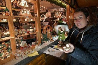 Vom Weihnachtsmarkt zum Onlinehandel: Kunsthandwerker im Erzgebirge auf neuen Wegen - Sandra (vorn) und Carola Meinhardt von der Sächsischen Kunststube Gabriele Günther beim Einräumen des Weihnachtsmarktstands in Freiberg im November. Die Märkte fielen aus, aber die Branche konnte große Teile des Geschäfts ins Internet verlagern.