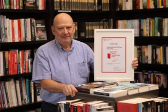 Vom Werkzeugmacher zum preisgekrönten Buchhändler: Berthold Freitag aus Zwickau - Berthold Freitag mit der Urkunde „Deutscher Buchhandlungspreis 2023“. Als eine von 108 Buchhandlungen, darunter acht aus Sachsen, erhielt das Zwickauer Traditionsunternehmen am 2. Oktober das begehrte Gütesiegel.