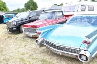 Vom Wiesenidyll zum Mekka der US-Cars: Freiberg rüstet sich für das US-Car-Treffen zu Pfingsten - Schaulaufen der Mega-Karossen beim Freiberger US-Car-Meeting 2023.