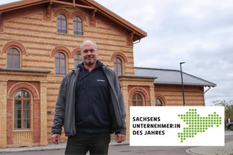 Vom Windpark bis zum Strand im Leipziger Neuseenland: Dieser Unternehmer gestaltet seit 25 Jahren den Osten mit - Bernd Knoblich vor dem ehemaligen Bahnhof in Zschortau, den er zu einem modernen Bürogebäude für seine Mitarbeiter umgebaut hat.