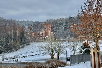 Vom Wismutschacht zur Blütenpracht im Erzgebirge: So ist es um die Landesgartenschau bestellt - Unterhalb der Wilisch-Villa, die zur ehemaligen Buntpapierfabrik gehörte, soll ein Blumenmeer erblühen. Die Vorbereitungen dafür sind rechtzeitig vorm Wintereinbruch erfolgt.