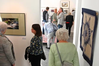 Vom Wohnzimmer ins Museum: Kreative Köpfe aus Hainichen kommen „Aus dem Verborgenen“ - Die Ausstellung „Aus dem Verborgenen“ im Gellert-Museum Hainichen ist noch bis 9. März 2025 zu sehen.