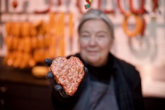 Vom Wurst-Herz bis Liebeslied-Dinner: So werben heimische Firmen zum Valentinstag um die Gunst verliebter Vogtländer - Sag's mit Wurst: Bei der Treuener Fleischerei Schneider verpackt man Liebesbotschaften in geräuchertem Brät.