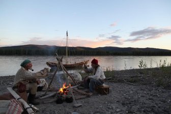 Vom Yorkboot ins Auto - und auf eine Tour ans "Ende der Straße" - Fast ein Gemälde: Der Wahl-Vogtländer Manfred Schröter 2013 mit Joachim Kreuzer (links) und ihrem Yorkboot in historischer Kleidung und Ausrüstung auf den Spuren der alten Entdecker unterwegs auf dem Yukon. Für den neuen Alaska-Film für die Tour zum Eismeer wurde das Auto genutzt.