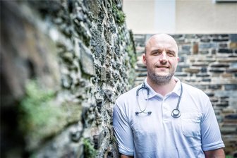 Vom Zerspaner zum Mediziner im Erzgebirge: „Ich habe so richtig Bock drauf, Dorfarzt zu sein“ - Ärzte wie Eric Kunz sind gefragt. Anfragen hatte er aus mehreren Orten, er entschied sich für Neuwürschnitz.
