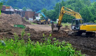 Vom Ziegelbau bleibt nur die Fassade - Die Abrissbagger fressen sich durch die Industriebrache.