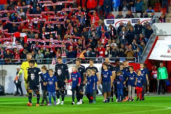 Vom Zwickau-Triathlon zum Flutlichtspiel des FSV ins proppevolle Stadion - Die Zwickauer Mannschaft betritt mit den Einlaufkindern das Spielfeld zum Heimspiel gegen Chemie Leipzig 0:0.