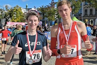 Vom Zwickauer Stadtlauf und der etwas anderen Geburtstagsrunde - Beide Daumen hoch: Beate Zanner und Pascal Gemkow freuten sich am Sonntag nicht nur über ihre Siege beim Stadtlauf. Beide lobten bei ihrem ersten Start in Zwickau auch die Organisation und das Flair der Veranstaltung.