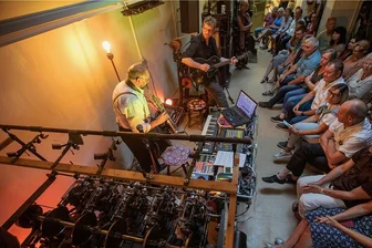"Vomag-Blues" in der Plauener Schaustickerei: Wenn Musiker zum Takt der Stickmaschine spielen - Das Rattern der Stickmaschinen trifft auf Instrumente: Philipp Wiechert und Jörg Piesendel (links) begeisterten mit einer besonderen musikalischen Liaison in der Schaustickerei.