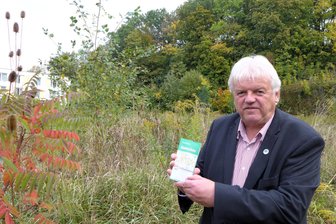 Von 100 neuen Parkplätzen bis zum Bau des Striegistalradwegs: Was Hainichens OB Greysinger bis 2032 schaffen will - Oberbürgermeister Dieter Greysinger mit (Stadt-)Plan: Die Aufwertung des früheren Brauerei- und Molkereigeländes will er vorantreiben.