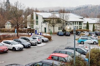 Von 50 Cent auf 3 Euro fürs Tagesticket: Ärger über höhere Parkgebühren am Wiesenbader Kurpark - Das Parken auf Flächen nahe dem Kurpark von Thermalbad Wiesenbad ist teurer geworden. Es sind rund 200 Parkplätze betroffen. Foto: Sebastian Paul