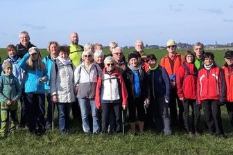 Von 6 bis 93: Wanderlustige auf Tour - Bei kühlem, aber trockenem Wetter machten sich die Teilnehmer der 24 Kilometer langen Runde auf den Weg.