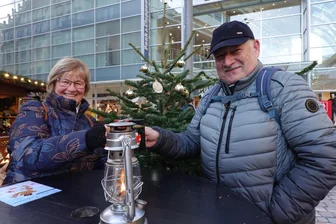 Von 6 Euro für Quarkbällchen bis 100 Euro für Familienbesuch: Wie viel Geld Weihnachtsmarktbesucher in Chemnitz ausgeben - Evi und Andreas Hennig sind echte Weihnachtsmarkt-Genießer. Hier lassen sie sich den Winzer-Glühwein schmecken.