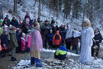 Von A bis Z: Die Tipps zum 2. Advent für das obere Vogtland - Der Familien-Märchenrundgang des Schönecker Heimatvereins - im Foto mit Cordula Zeidler als Eiskönigin - gehört am Samstag zum Programm des Adventsfests Bad Elster.