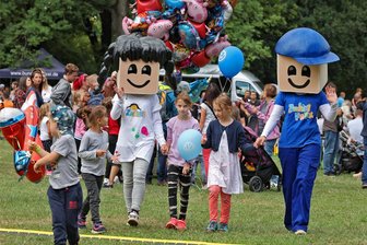 Von A wie Automobilrennsport bis Z wie Zwikkifaxx: Das ist am Wochenende los in Zwickau und Umgebung - Die Maskottchen Zwikki (links) und Faxx (rechts) stürzen sich auch dieses Jahr in den Kinderfest-Trubel rund um den Zwickauer Schwanenteich.