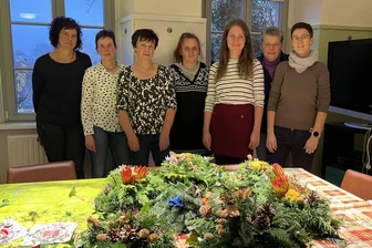 Gemeinsam mit Pfarrerin Nina-Maria Mixtacki (3.v.r.) und Anett Mittelbach (2.v.l.) haben ehrenamtliche Mitglieder und trauernde Angehörige am Dienstagnachmittag Grabgestecke gebunden.