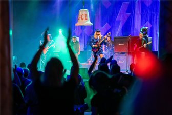 Von AC/DC bis Zirkusprogramm: Tipps für das Wochenende in und um Chemnitz - AC/DC Fans kommen am Samstagabend im Chemnitzer Brauclub voll auf Ihre Kosten. Die Coverband AC/CZ aus Tschechien war Anfang des Jahres bereits in Freiberg zu Gast.