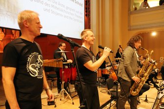 Von Ärzte-Punk bis Steigerlied: Was beim Neujahrsempfang in Freiberg so richtig abging - TU-Professor Matthias Reich und OB Sven Krüger rocken als Background einen Song von Die Ärzte beim Neujahrsempfang von Freiberg.