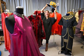 Von Aida bis Rumpelstilzchen: Diese Kostüme verkauft das Chemnitzer Theater am Wochenende - Mallika Manuwald, Leiterin der Kostümabteilung, zwischen Kostümen aus „Aida“ (rechts), „Spuk unterm Riesenrad“ (die Mäntel vor und hinter ihr) und „Der Tenor der Herzogin“ (vorn) .