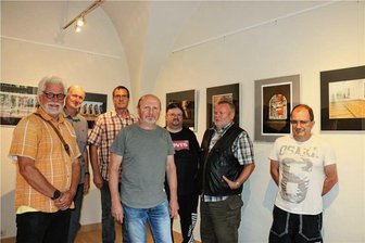 Von Akt bis Vogelspinne: Fotoclub Vogtland stellt sich mit neuer Ausstellung im Schloss Leubnitz vor - Zeigen ganz verschiedenartige Fotografien: Rolf Kretzschmar, Jürgen Zorn, Andreas Schiller, Bernd Hegner, Lutz Eichelkraut, Horst Joneit und Perry Wunderlich (von links).