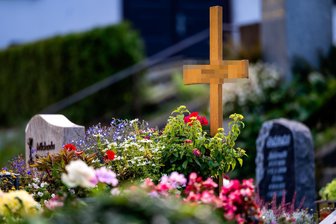 Von allen guten Geistern verlassen: Wenn ein Nachruf Zweifel an Missbrauchsopfern weckt - Das Grab von Anton S. (Vor- und Zuname geändert) in Schirgiswalde. Der langjährige katholische Pfarrer war in dem Städtchen sehr beliebt. Auch nach Missbrauchsvorwürfen änderte sich daran wenig.
