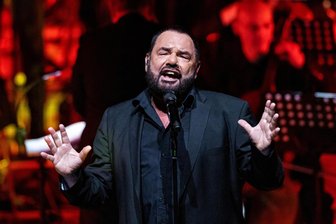 Von Alphaville über Lena und Ross Antony bis zu Giovanni Zarrella: Diese Stars kommen 2024 ins Vogtland - Er ist „Für immer jung“ („Forever young“): Marian Gold, Frontmann und Sänger der Synthie-Pop-Legende Alphaville, die bis heute eine der erfolgreichsten deutschen Bands ist. Am 28. Juni machen die Musiker auf der Bühne des Naturtheaters in Bad Elster Station.