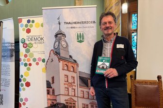 Von alten Fotos und neuen Ideen: Thalheim erzählt seine Geschichte weiter - Uwe Lindner ist Vorsitzender des Heimatkundlichen Vereins Thalheim. Am Wochenende traf er sich mit zahlreichen Heimatforschern aus dem Freistaat im Thalheimer Rathaus.