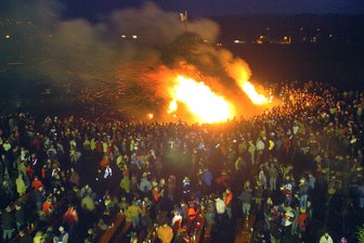 Von Altenhain bis Lichtenwalde - Die verschwundenen Hexenfeuer in Mittelsachsen - Das Altenhainer Hexenfeuer (hier 2006) lockte früher mehr als 1000 Besucher an.