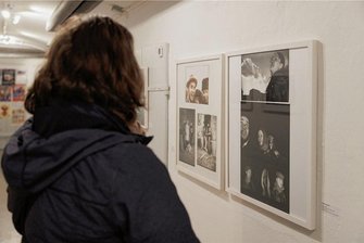 Von Angesicht zu Angesicht: Kunstkeller Annaberg zeigt Porträt-Fotografien von Künstlern - Der Kunstkeller Annaberg zeigt eine Ausstellung mit dem Titel "Von Angesicht zu Angesicht - Künstler fotografieren Künstler". 