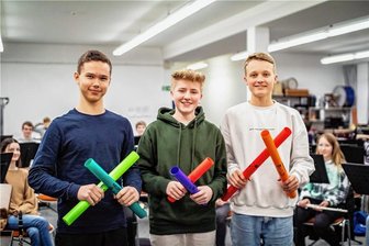 Von Apollo 11 bis Drachenzähmen leicht gemacht: 50 Nachwuchsmusiker laden zum Jahreskonzert nach Thum - Hannes Lindner (v. l.), Theo Naupert und Felix Knobloch werden im Jahreskonzert mit den Boomwhakers - bunten Plastikrohren - solieren.