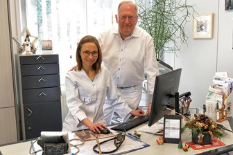 Von Arzt zu Arzt: Praxis in Frauenstein wird innerhalb der Familie weitergegeben - Kommende Woche übergibt der langjährige Hausarzt Dr. Ulrich Kurenz seine Praxis an seine Tochter Dr. Anne Kurenz. Sie ist ebenfalls Fachärztin für Allgemeinmedizin.