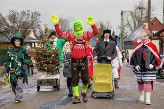 Von Asterix bis Grinch: So kreativ sind Erzgebirger bei der Kostümwahl - Beim Faschingsumzug in Satzung zog auch dieser Grinch samt Weihnachtsmann die Blicke auf sich.