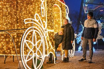 Von atemberaubend bis zu teuer: Lohnt sich der Winterzauber im Lichtenauer Sonnenlandpark? - Foto Matteo, Melanie und Maik Hollburg aus Sachsen Anhalt sind vom Winterzauber hellauf begeistert.