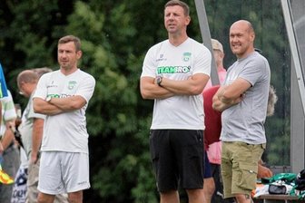 "Von Aufstieg redet bei uns keiner" - Unterstützung an der Linie: Swen Häuser (l.) und Toni Kokott (M.) werden Lichtenbergs Spielertrainer Robert Miersch künftig als Co-Trainer assistieren, André Butter fungiert als Mannschaftsleiter.
