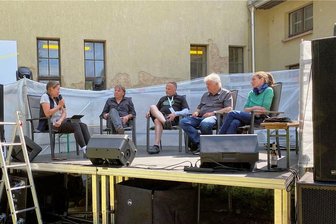 Von Augustusburg nach Etzdorf: Festival macht auch auf desolate Radwege aufmerksam - Isabell Gall (v. l.), Bernd Wagner, Dirk Neubauer, Dieter Greysinger und Agnes Bohley kamen zusammen mit dem Rad zum Festival. "Verluste gab es unterwegs nicht", sagt Dirk Neubauer, Landrat von Mittelsachsen. Holprig sei es schon gewesen. 