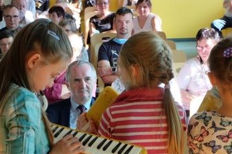 Von außen alt - im Innern jung - Unter anderem zeigte die Melodika-Gruppe der Glückauf-Schule bei derFeierstunde ihr Können. Zu den Gästen zählte auch Thomas Schmidt (Bildmitte), sächsischer Staatsminister für Regionalentwicklung.