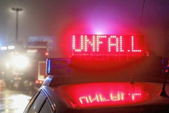 Von Auto erfasst: Fußgänger in Zschopau schwer verletzt - Bei einem Unfall in Zschopau wurde am Freitagabend ein Mann schwer verletzt. 