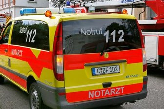 Von Auto überrollt - 73-Jähriger stirbt nach Unfall - 