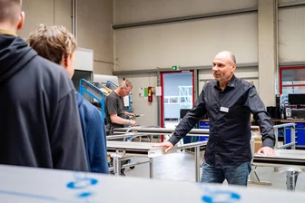 Von Automobil bis IT: 3000 Schüler erkunden Ausbildungsberufe in Mittelsachsen - Start der Woche der offenen Unternehmen bei Baierl Demmelhuber Innenausbau GmbH im Gewerbegebiet in Schlegel: Enrico Koch, Leiter der Glas- und Metall-Manufaktur, führte Jugendliche und ihre Eltern durch den Werkstattbereich.