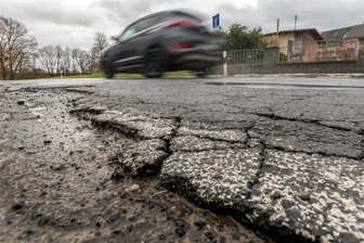 Von B 169 über B 174 bis B 283: Diese Straßenbau-Projekte im Erzgebirge sind dieses Jahr geplant - Die Blumenauer Hauptstraße ist völlig kaputt. Schon mehrfach war eine Sanierung zugesagt worden. 2024 soll es nun soweit sein.